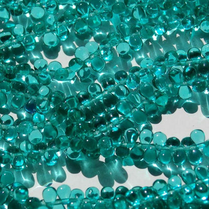 チェコビーズ ドロップ 4×6mm エメラルドグリーン｜60個入 ハンドメイド素材 BULBULBEADS