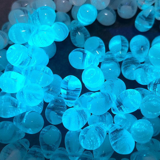 チェコビーズ ドロップ 6x9mm 蓄光シアンブルー｜20個入 ハンドメイド素材 BULBULBEADS