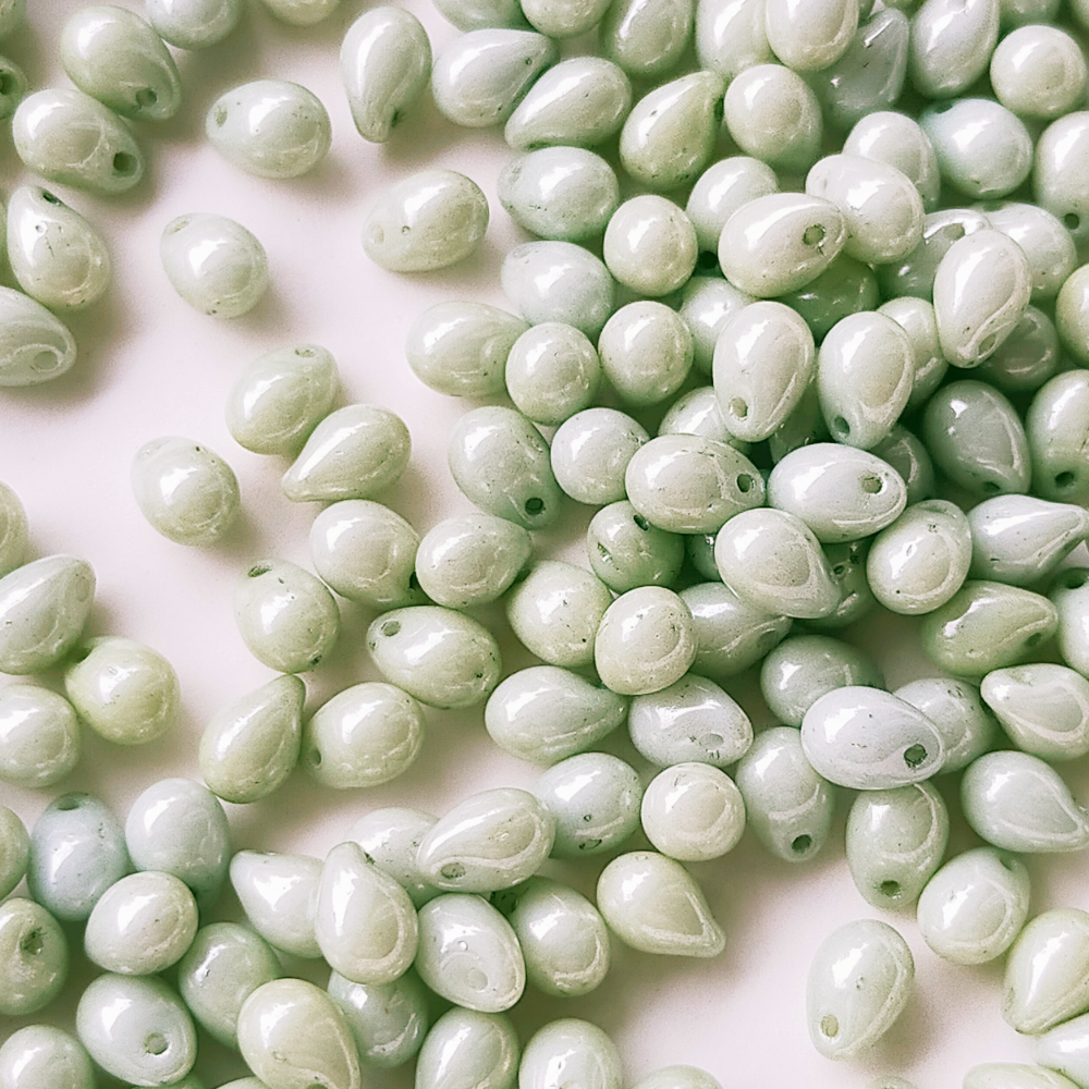 チェコ ビーズ ドロップ 5x7mm 20個 チョーク ホワイト グリーン ラスター BULBULBEADS