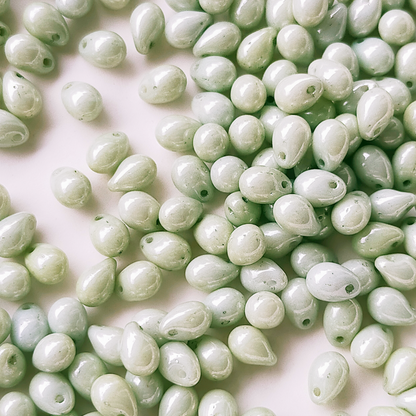 チェコ ビーズ ドロップ 5x7mm 20個 チョーク ホワイト グリーン ラスター BULBULBEADS