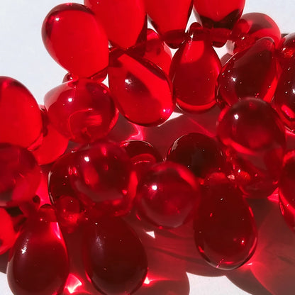 チェコビーズ ドロップ 6x9mm シャムレッド8・クリア｜10個入 ハンドメイド素材 BULBULBEADS