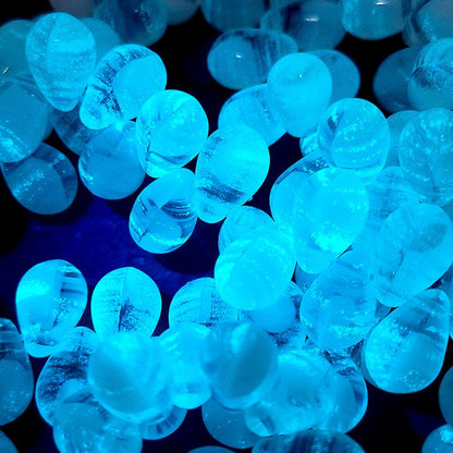 チェコビーズ ドロップ 6x9mm 蓄光シアンブルー｜20個入 ハンドメイド素材 BULBULBEADS