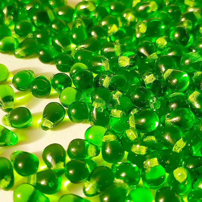 チェコビーズ ドロップ 4×6mm グリーン2｜60個入 ハンドメイド素材 BULBULBEADS